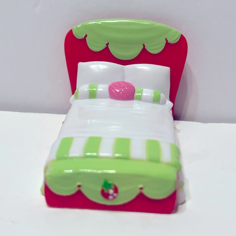 Strawberry Shortcake Doll Bed By Hasbro